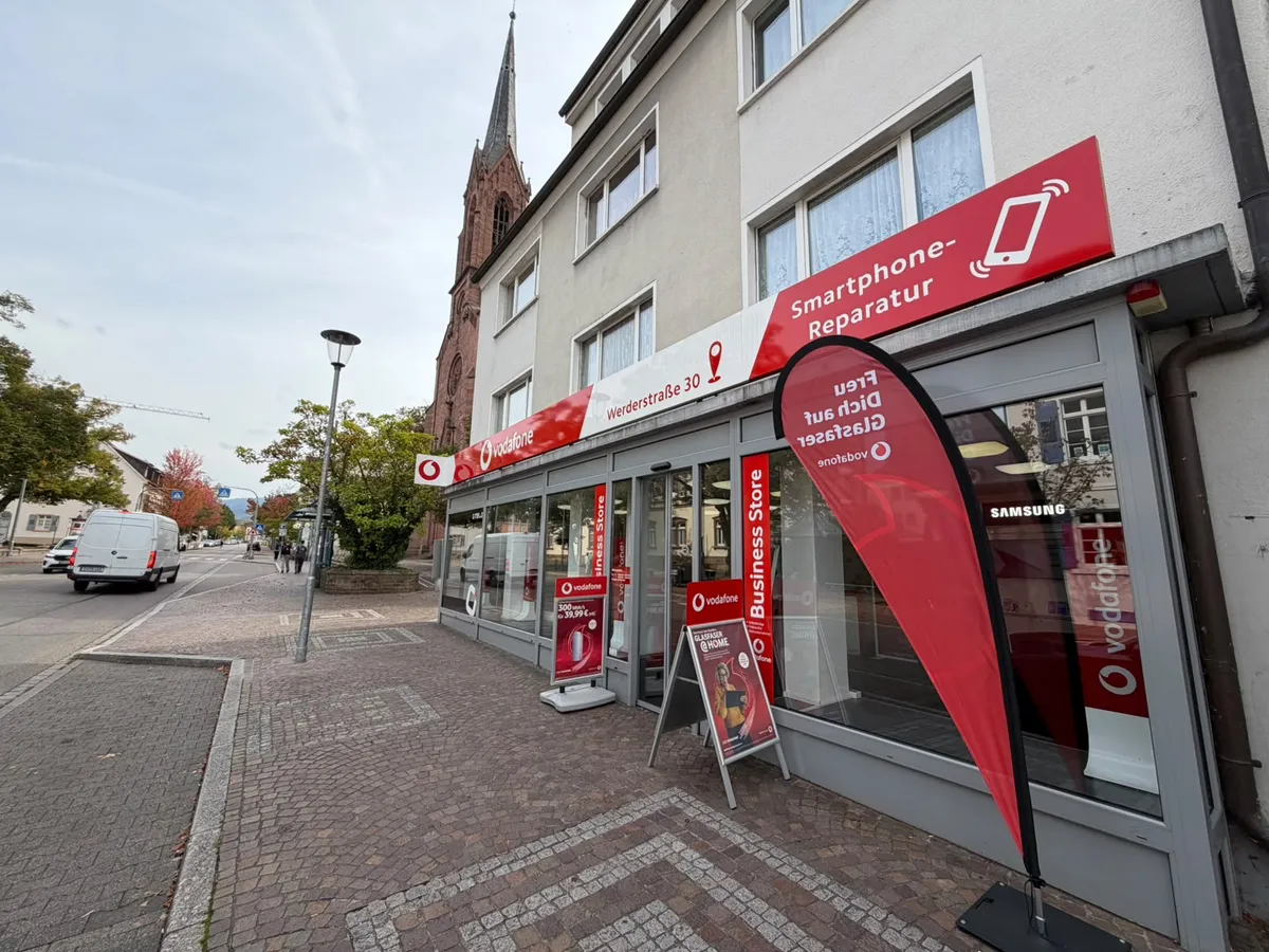 Ladenfront des Vodafone Fachcenters Müllheim in der Werderstraße 30 mit Schild Smartphone-Reparatur